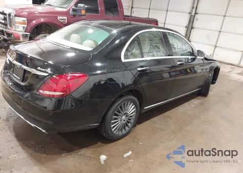 2015 Mercedes-Benz C 300 Luxury 4Matic из США, поврежденный, VIN 55SWF4KB1FU033628